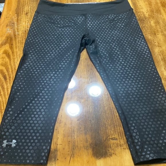 Under Armour Pants - Under Armour Athletic Fitted Women’s Capri Leggings. Size Medium